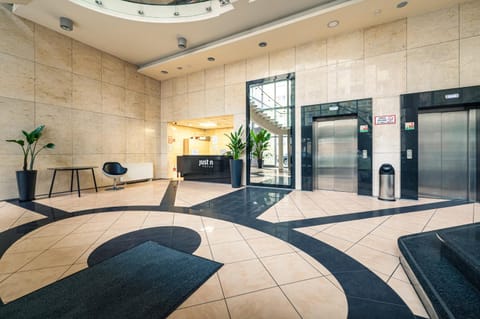 Lobby or reception, elevator