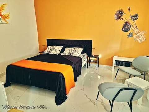 Photo of the whole room, Seating area