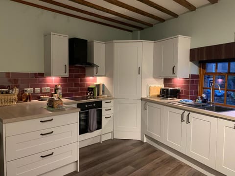 Kitchen or kitchenette, pet friendly, stove, toaster