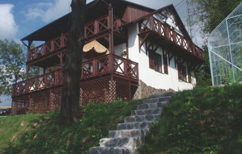 Property building, Patio, People, Neighbourhood, Natural landscape, BBQ facilities, Garden, Balcony/Terrace, Family