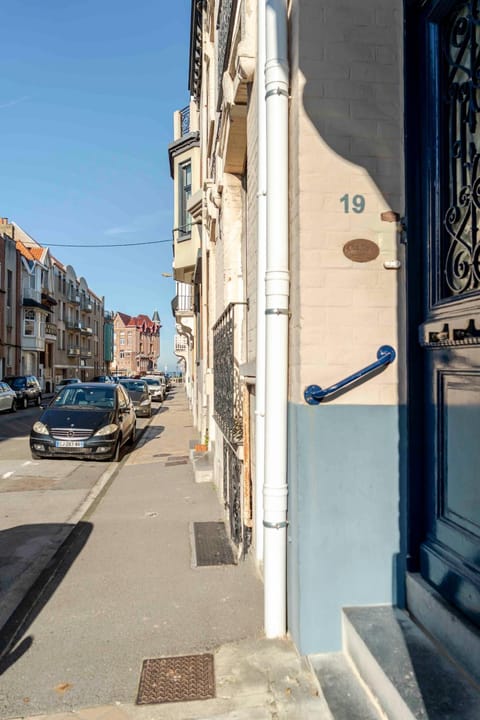 Facade/entrance, View (from property/room)