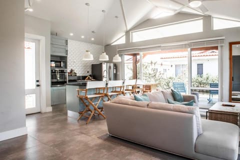 Living room, Seating area, Dining area, Breakfast