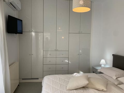 Bed, TV and multimedia, Photo of the whole room, wardrobe, air conditioner