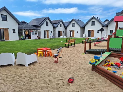 Communal lounge/ TV room, Day, Natural landscape, Children play ground, Evening entertainment
