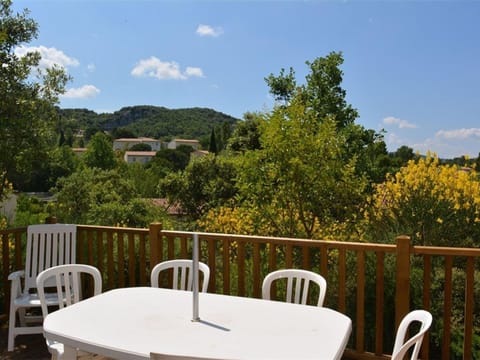 Maison climatisée 5 pers avec terrasse, parking, WiFi, et équipements complets dans quartier calme - FR-1-382-129 House in Grospierres