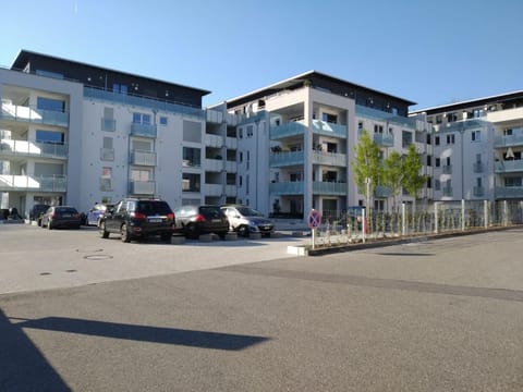Property building, Nearby landmark, Day, Neighbourhood, Street view, Location, Parking