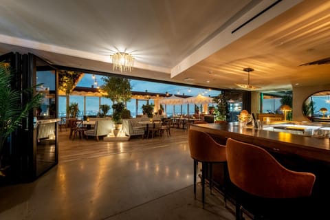 Nightclub / DJ, Lounge or bar