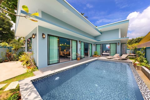 Shower, Patio, Balcony/Terrace, Swimming pool, Swimming pool