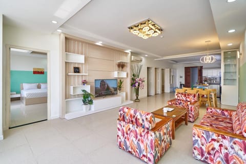 Living room, Seating area, Entertainment