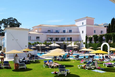 Patio, Restaurant/places to eat, Garden, View (from property/room), Lounge or bar, Area and facilities, Swimming pool