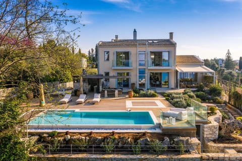 Property building, Patio, Spring, Day, Natural landscape, Garden, Balcony/Terrace, Swimming pool, sunbed