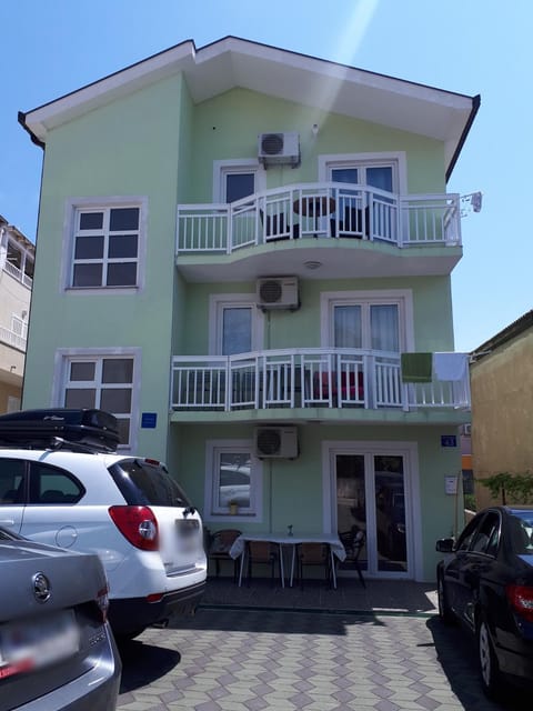 Property building, Facade/entrance, Location, Parking