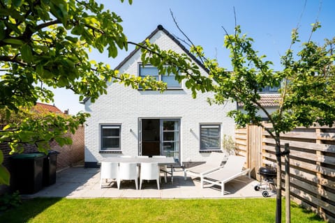 Property building, Facade/entrance, Garden, Balcony/Terrace, Garden view