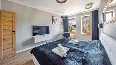 Bed, TV and multimedia, Bedroom