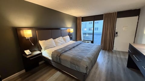 Bed, TV and multimedia, Bedroom