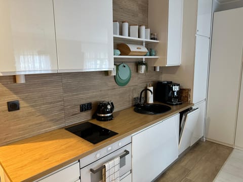 Coffee/tea facilities, Kitchen or kitchenette, stove, toaster