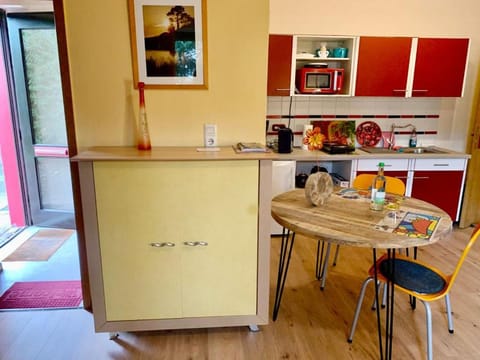 Coffee/tea facilities, Kitchen or kitchenette, Dining area, minibar, stove
