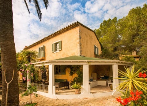 Property building, Facade/entrance, Day, Garden view