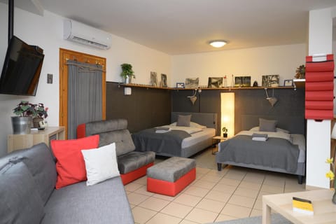 Communal lounge/ TV room, Bed, TV and multimedia, Bedroom