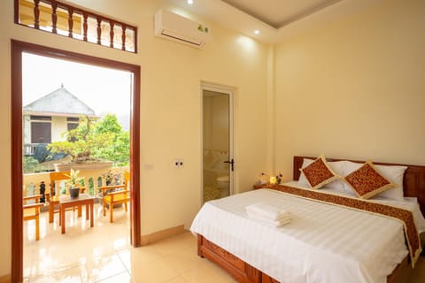 Bed, View (from property/room), Balcony/Terrace, Photo of the whole room, Seating area, Bedroom, air conditioner