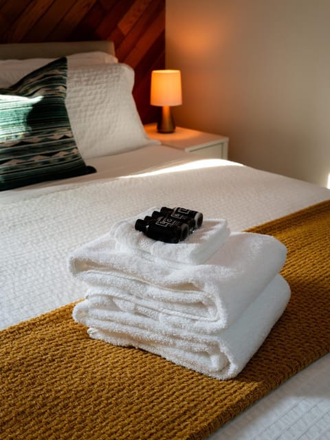 Bed, towels