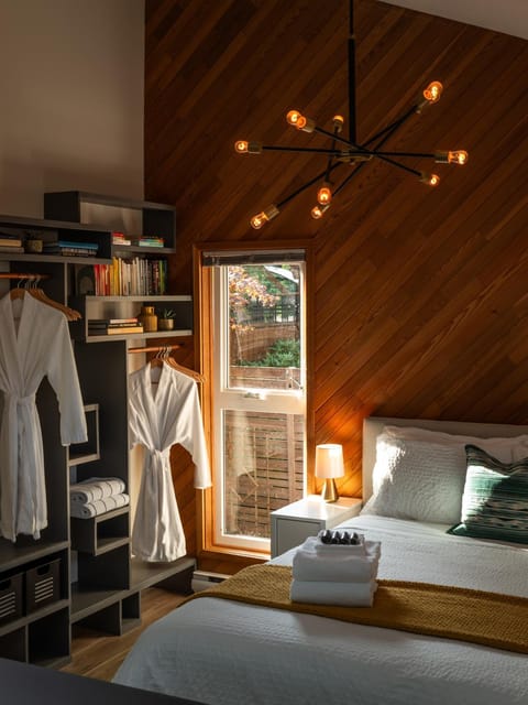 Bed, Bedroom, towels, wardrobe