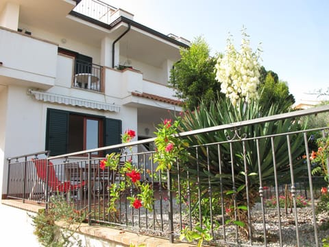 Property building, Garden, Balcony/Terrace