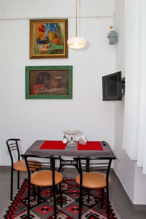 Kitchen or kitchenette, Photo of the whole room, Decorative detail, Dining area