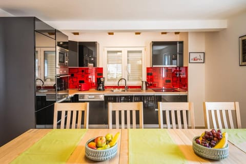 Kitchen or kitchenette, Dining area