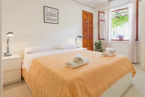 Bed, Bedroom, towels
