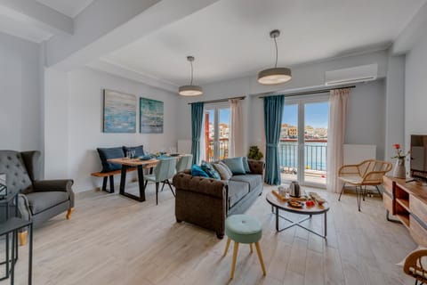 TV and multimedia, Balcony/Terrace, Living room, Seating area, Dining area