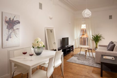 TV and multimedia, Living room, Seating area, Dining area