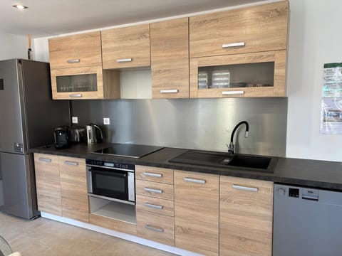 Coffee/tea facilities, Kitchen or kitchenette, dishwasher, oven, stove, toaster