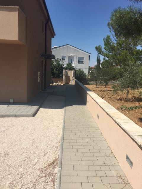 Patio, Facade/entrance