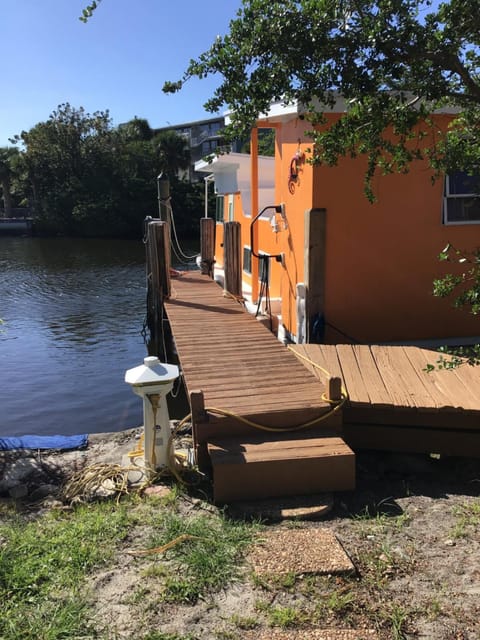 Updated houseboat on the river! Docked boat in Fort Lauderdale