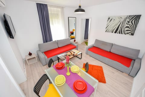 TV and multimedia, Living room, Seating area, Dining area