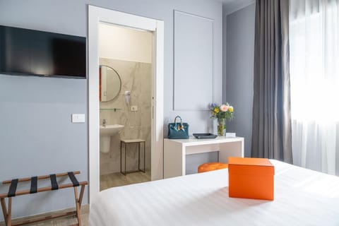 Bed, Bathroom, TV and multimedia, Photo of the whole room, Bedroom, towels