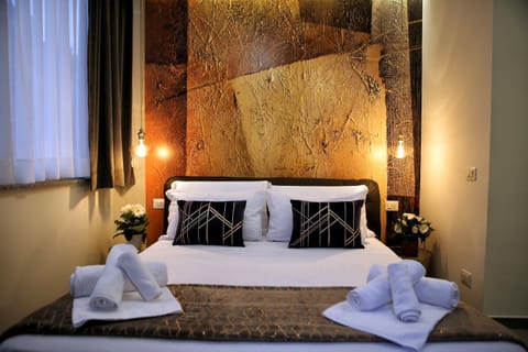 Bed, Photo of the whole room, Decorative detail, Bedroom