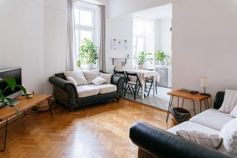 TV and multimedia, Living room, Seating area, Inner courtyard view