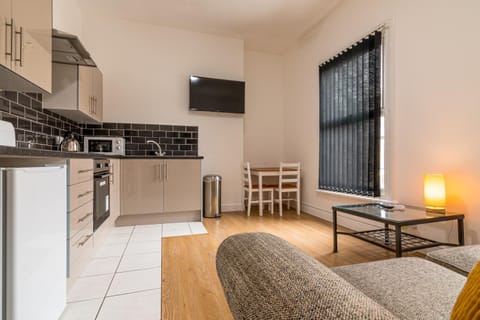 1 Bed Apt near Hospital and Stadium Free Parking Work or Leisure Apartment in Hull
