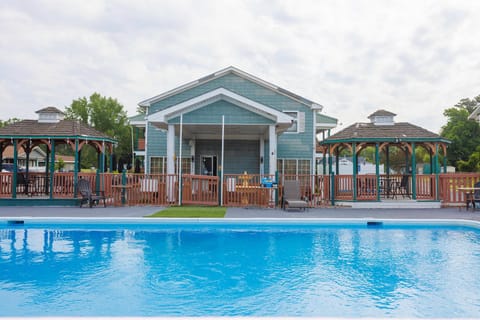 Property building, Pool view, Breakfast