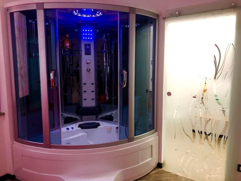 Shower, Sauna, Spa and wellness centre/facilities