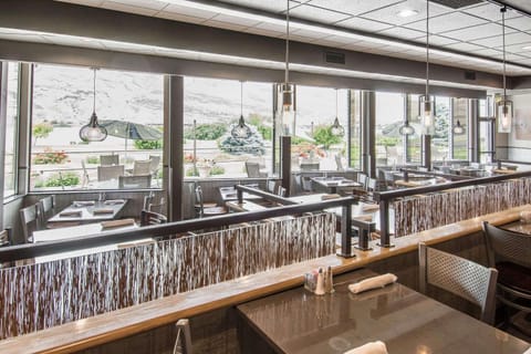 Restaurant/places to eat, Dining area, On site