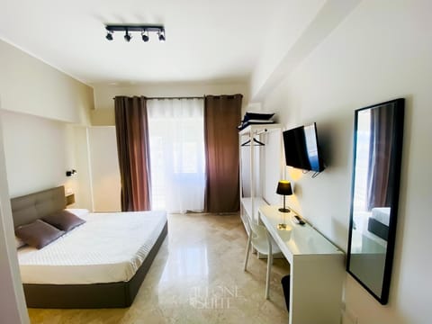 Bed, TV and multimedia, Photo of the whole room, Bedroom, hair dresser, wardrobe, air conditioner