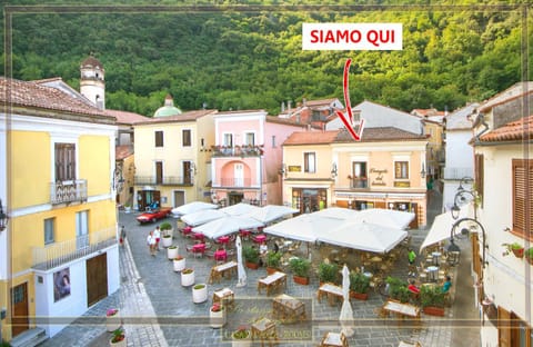 Nearby landmark, Restaurant/places to eat, Neighbourhood, Natural landscape, Shopping Area