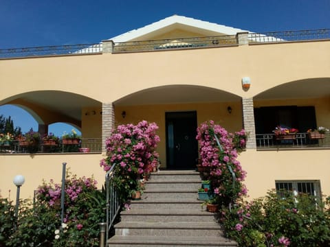 Property building, Facade/entrance, Day, Garden, View (from property/room), Balcony/Terrace, Garden view
