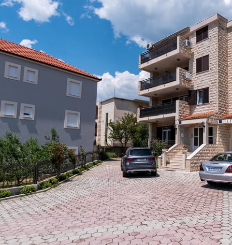 Property building, Neighbourhood