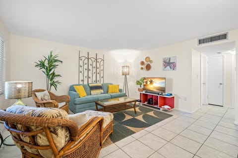 TV and multimedia, Living room, Seating area, furniture, air conditioner