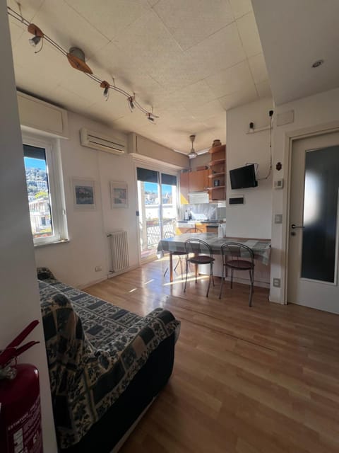 Communal lounge/ TV room, Kitchen or kitchenette, Living room, Seating area, Dining area