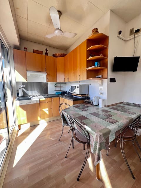 Kitchen or kitchenette, Dining area, dishwasher, pet friendly, stove